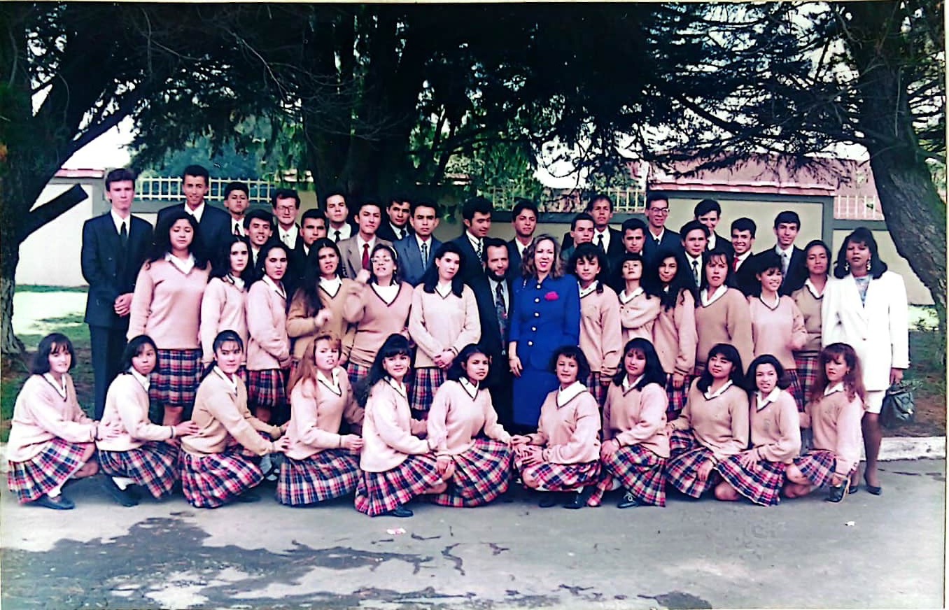 Comunidad estudiantil en actividad institucional