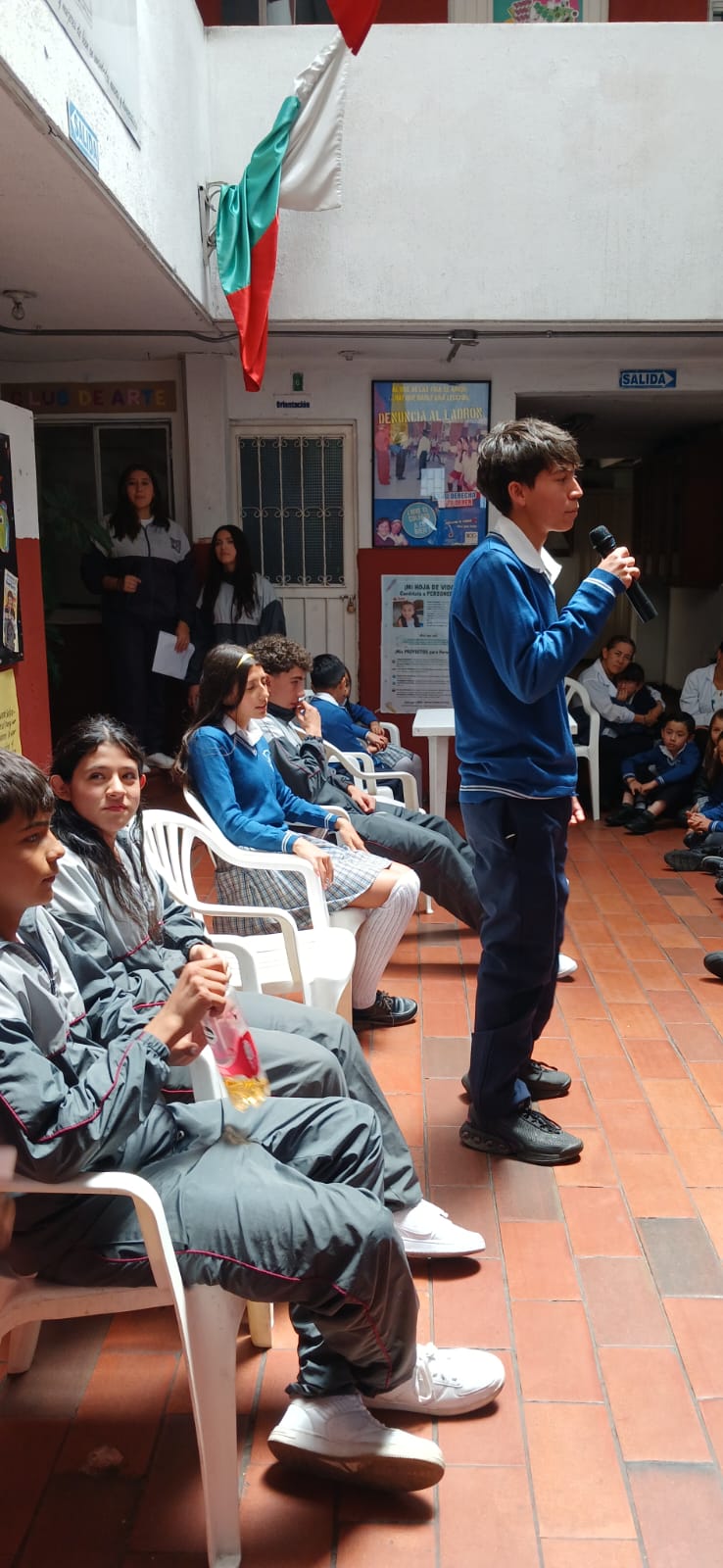 Estudiante participando en actividad institucional