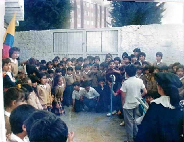 Archivo histórico del colegio: grupo de estudiantes en formación